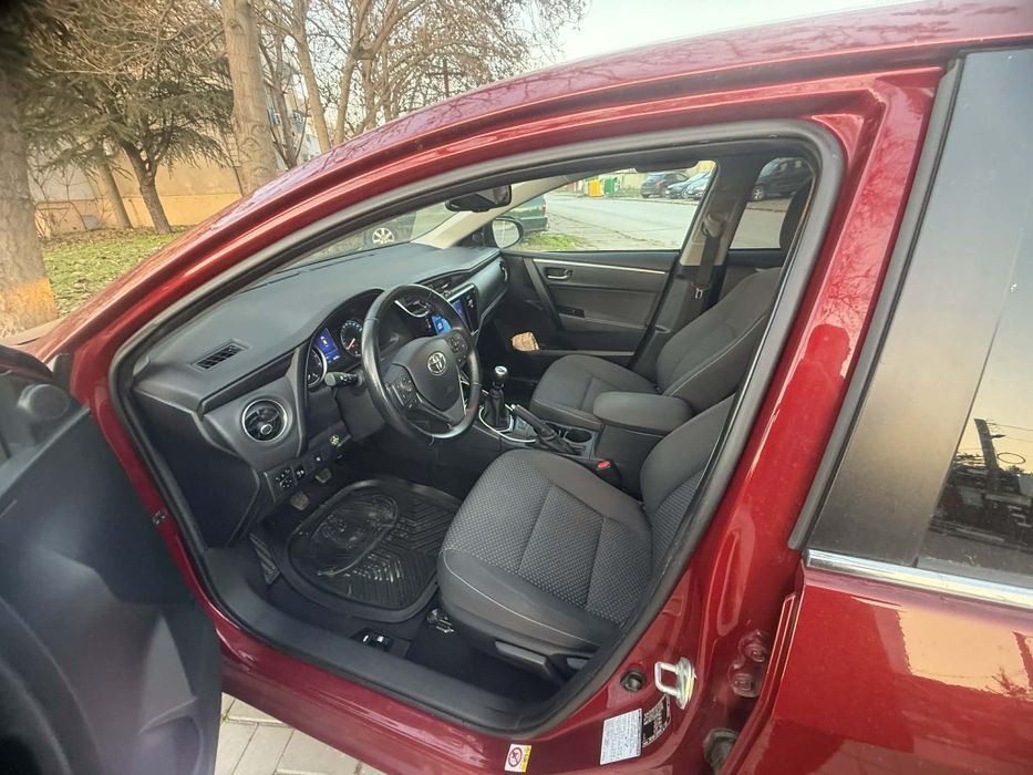 Продавам автомобил Toyota Corolla