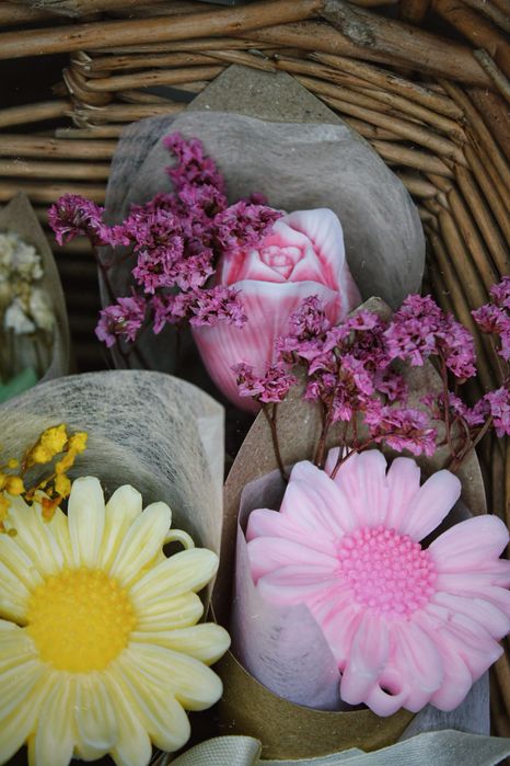 Цветни букети от сапуни и свещи