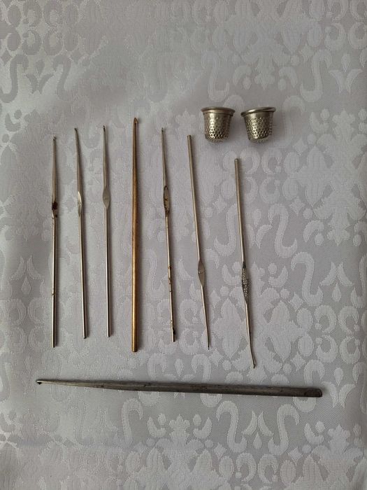 Croseta metalica, diferite dimensiuni (8 buc) + doua degetare metalice