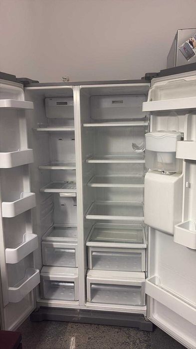 Frigider side by side