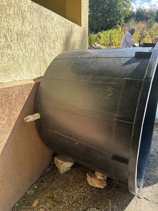 Butoi 1000 l din plastic cauciucat cu robinet de golite,rezistent