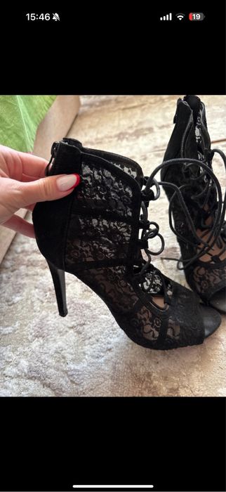 Vand pantofi negri cu dantela