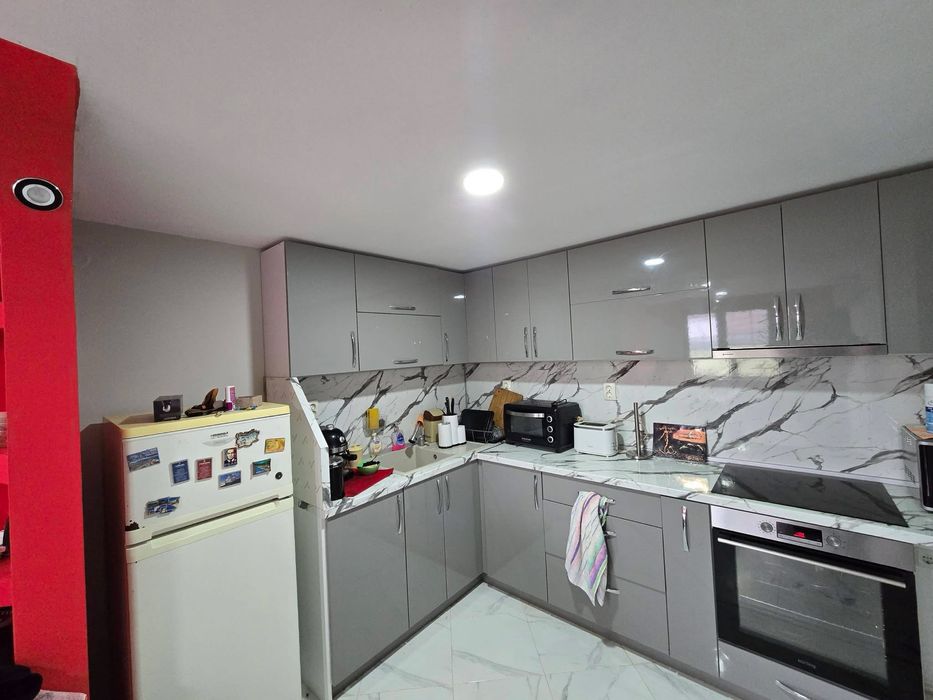 Просторна къща с голям двор 2 декара