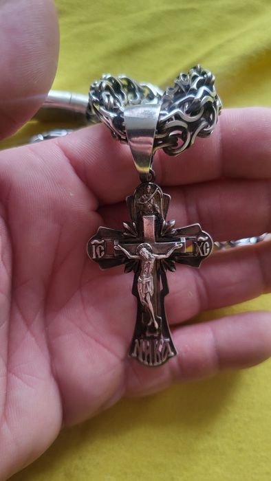 Цепочка и крест.