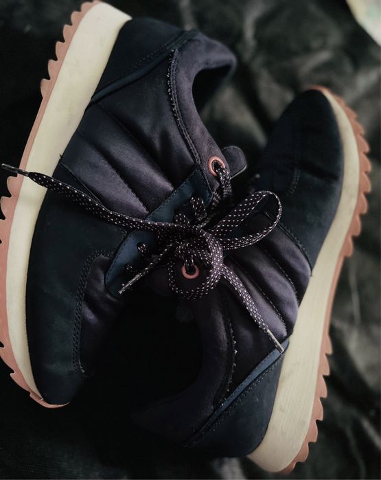 Женские кроссовки