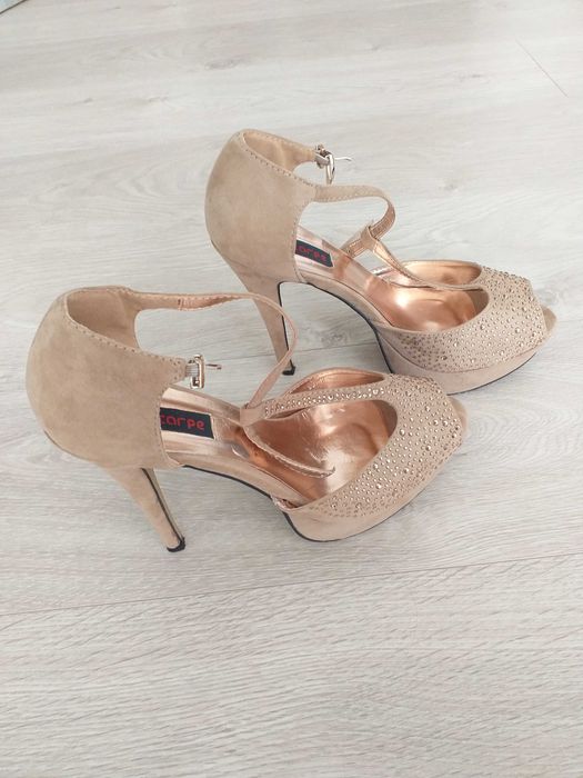 Летни дамски обувки с висок ток