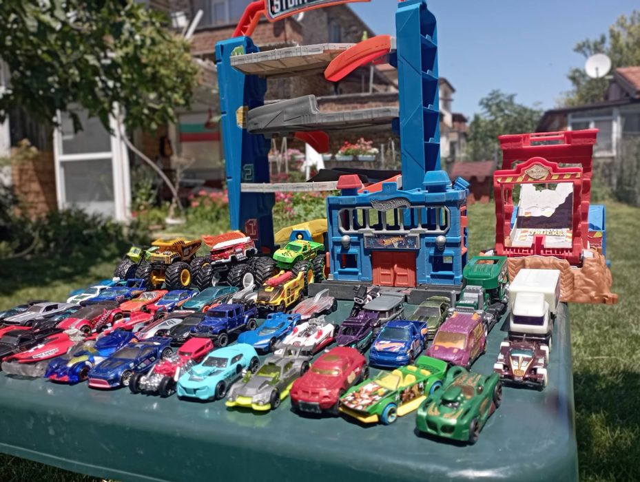 Комплект метални колички и писти Hot Wheels