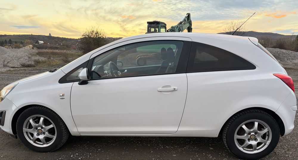 Opel Corsa 2011, benzina 1.4 euro 5,