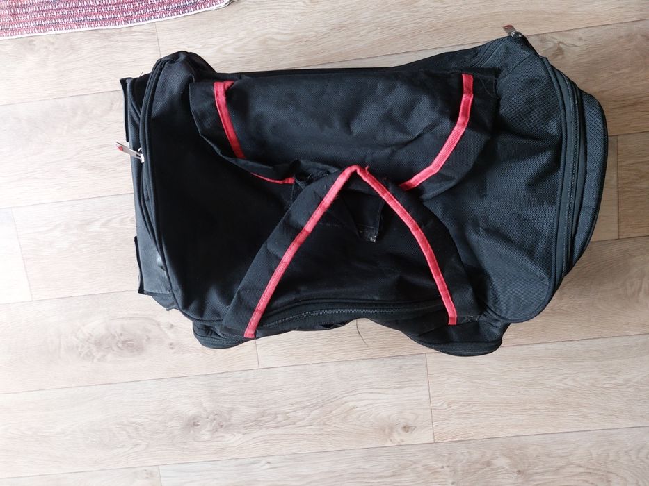 Продам чемодан на колёсах