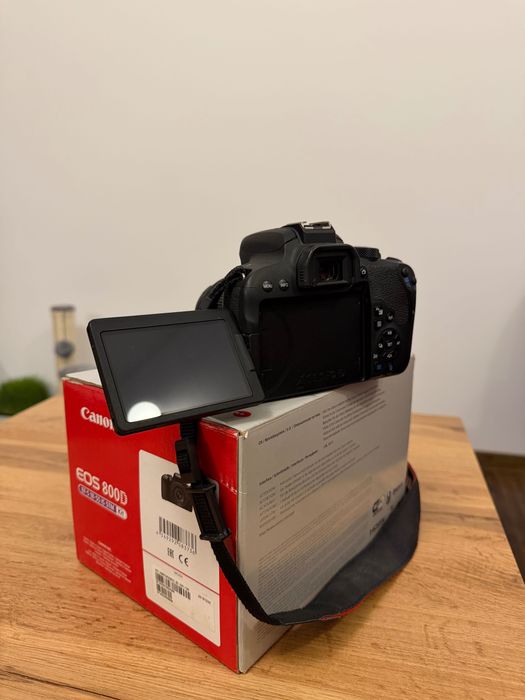 Canon EOS 800D cu obiectiv EFS 18-55mm