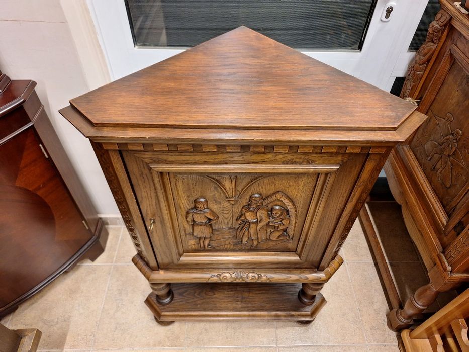 Винтидж ъглов шкаф с богата дърворезба