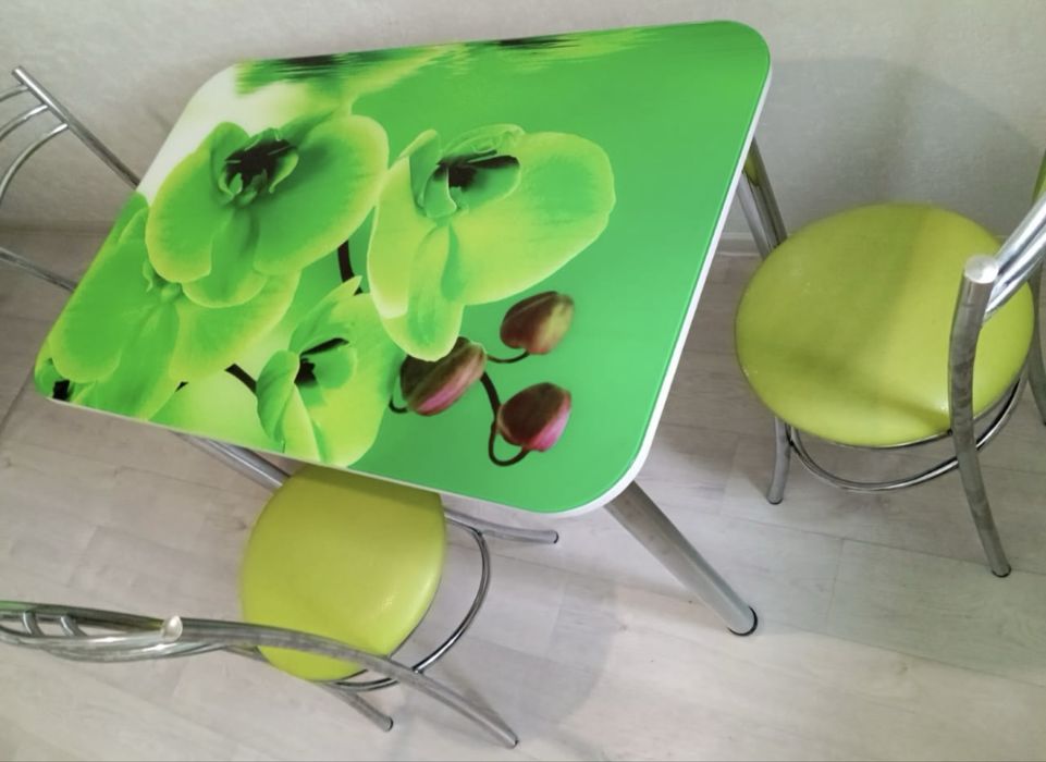 Продам кухонный стол и стулья