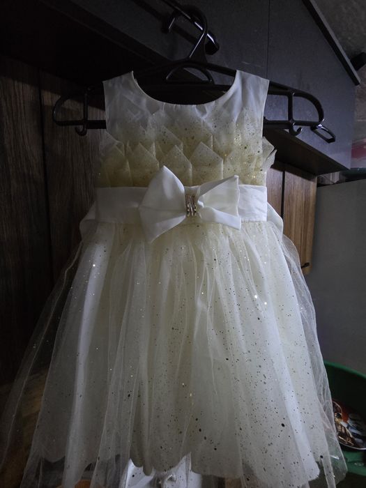 Продам платья костюмы