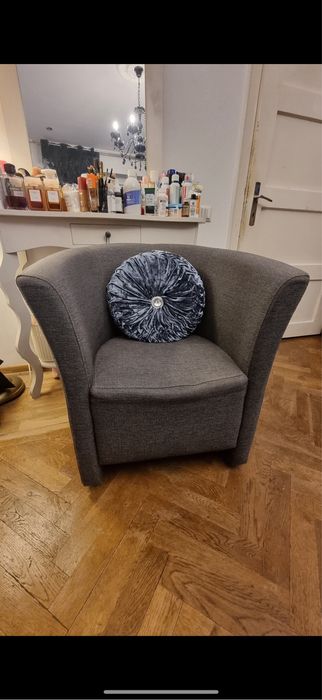 Fotoliu cu tapițerie textilă și pernuță decorativă