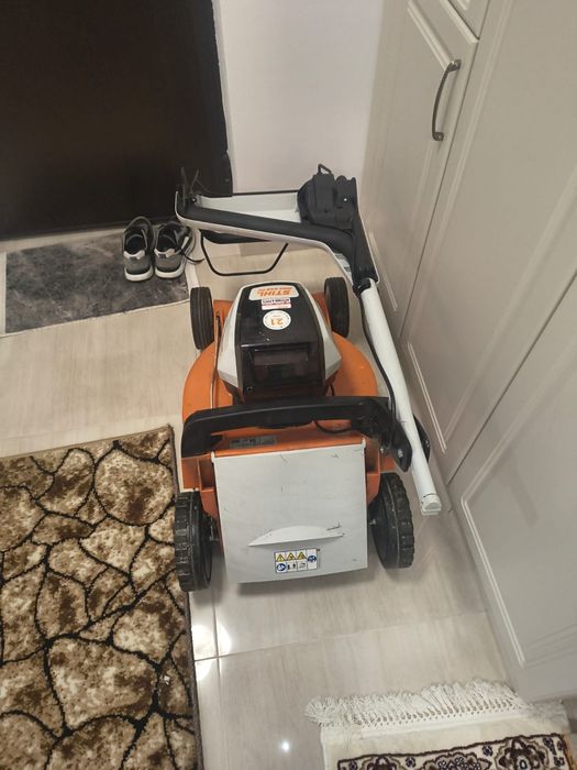 Masina de tuns iarba still