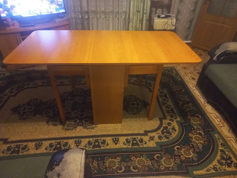 Продам столик раздвижной в хорошем состоянии