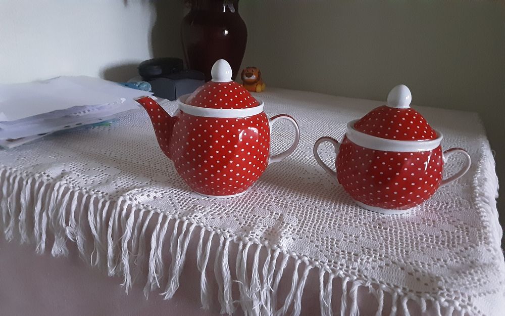Чайник заварочный и сахарница