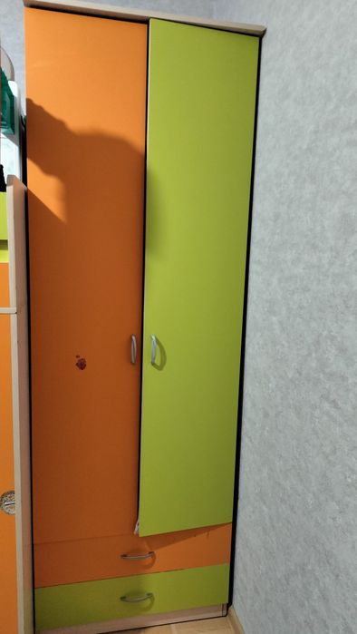 Детский гарнитур двухярусный крават матрасом, шкаф для одежды, стол,