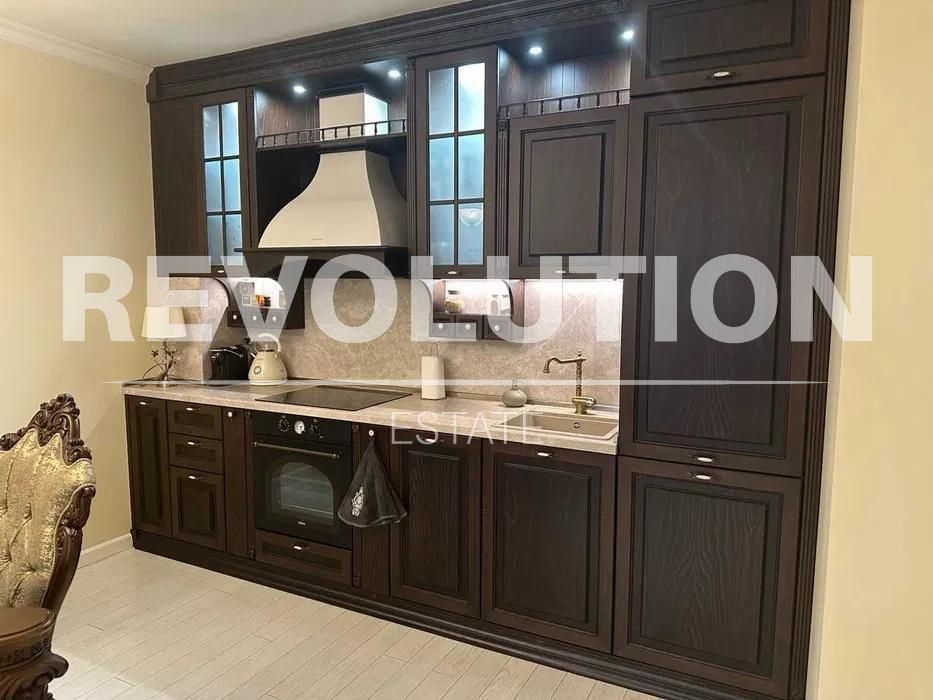 Дава се под наем Двустаен апартамент в Варна, Център - 82 кв.м за 800 € - Снимка #1