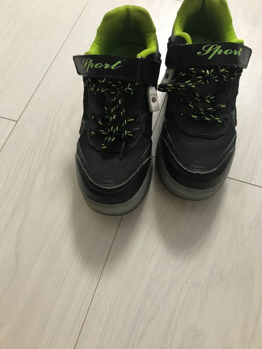 Adidași cu rotile și luminite