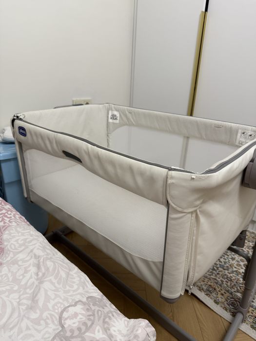 Продаю приставную кроватку Chicco