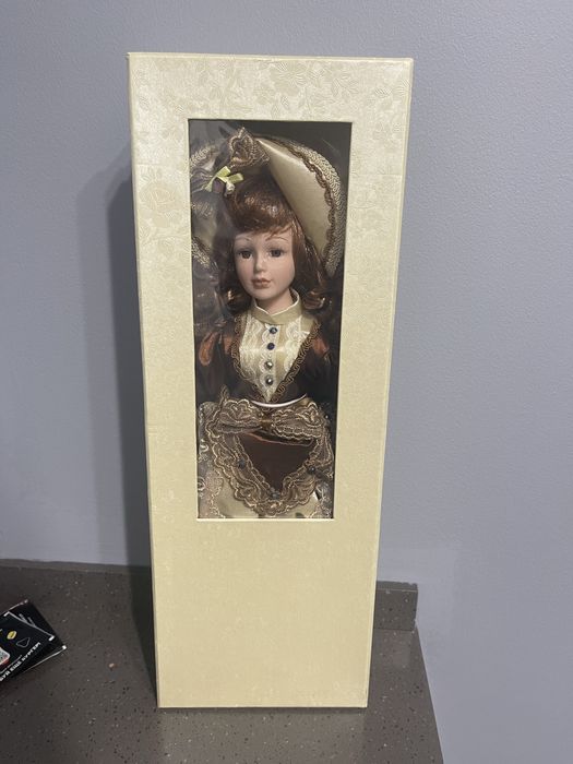 Фарфоровая кукла новая