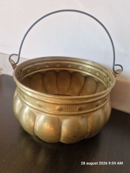 Oală veche de alamă