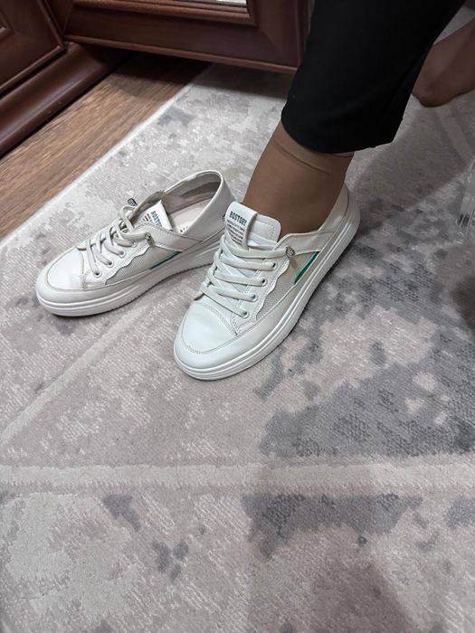 Продам кроссовки