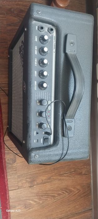Срочно Продаю гитарный комбо усилитель Fender l v2