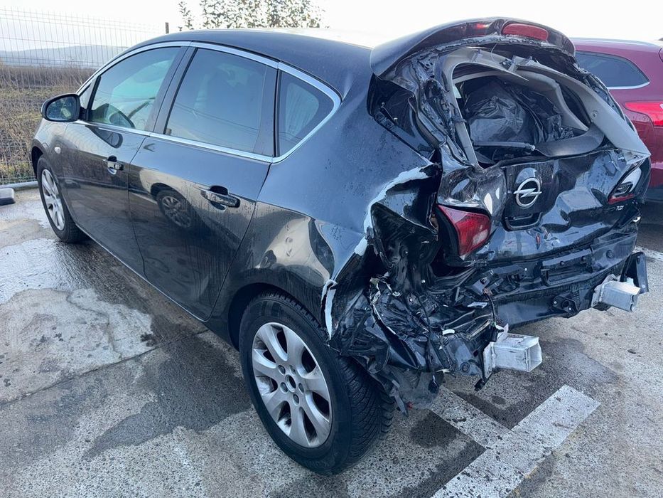 Dezmembrez / Dezmembrari / Piese / Accesorii Opel astra j facelift negru 2013 1.7 cdti A17DTF stanga