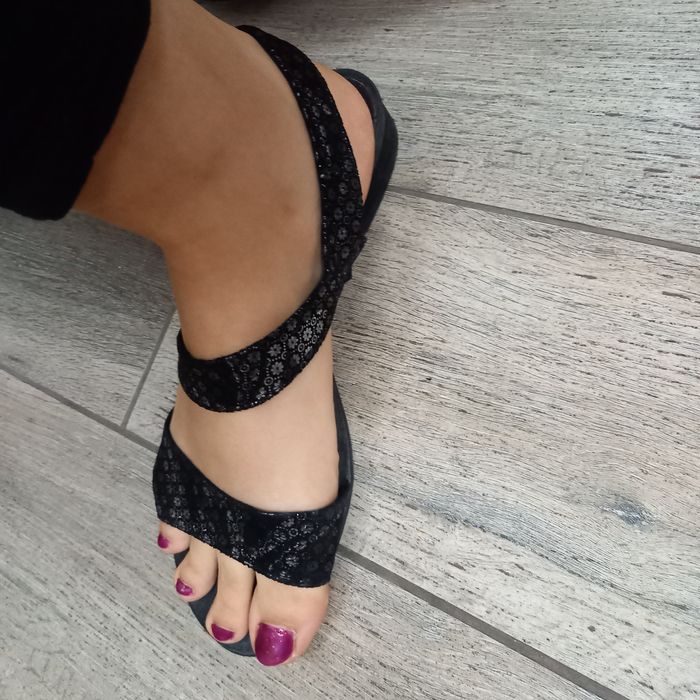 Sandale negre cu floricele