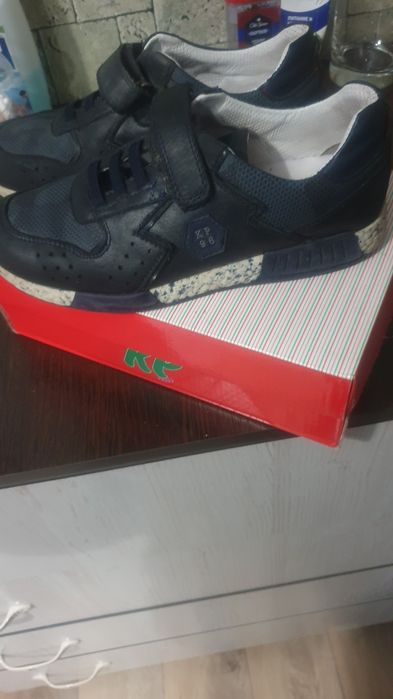 Продам кожаные кроссовки,на мальчика