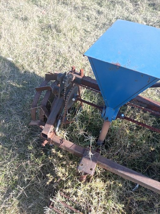 Vând sau schimb semănătoare pe atv 50cc -250cc-300cc 4x4/2x4 cu acte 
0749 537 735/2x4 cu acte 

Sau în privat.