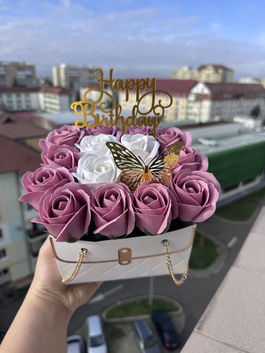 Vand aranjamente cu trandafiri din sapun