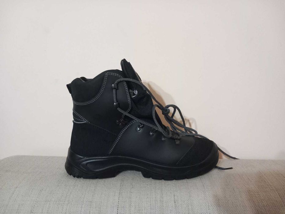 Защитни обувки с метално бомбе отпред- чисто нови