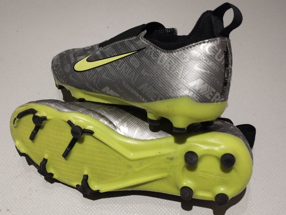 Детски бутонки за футбол