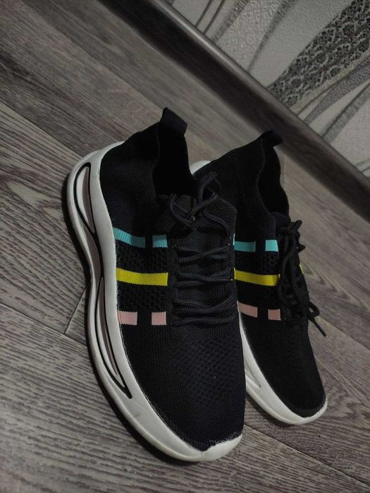 Продам классные кроссовки на девочку 12-15 лет. Размер 37.