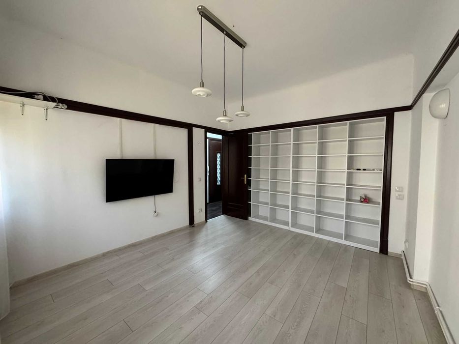 Închiriez apartament 5 camere în vilă interbelică (parter)