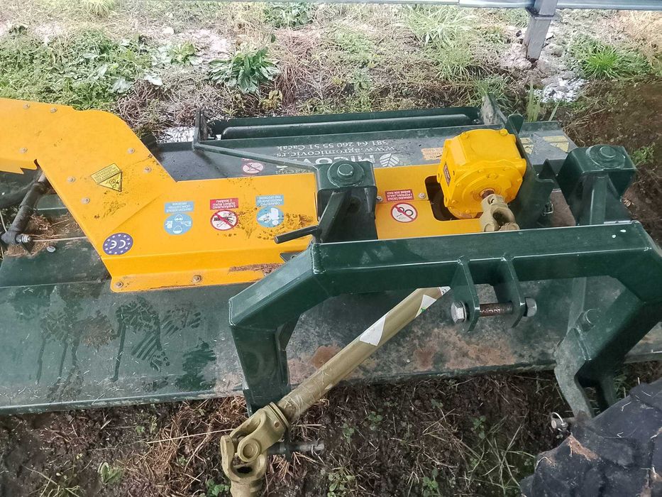 Дробилка за клони, отклоняваща косачка за трактор