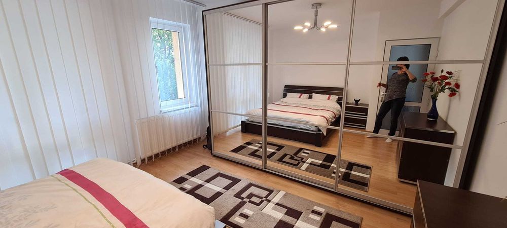 Vind apt 105 m2 util/1550 euro /m2, in bloc cu curte inchisa si spatiu de parcare