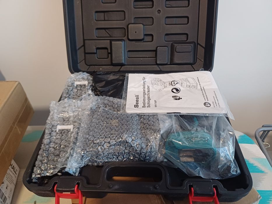 Cheie cu impact electric, 1000N.m, design compact, set cu 2 acumulator