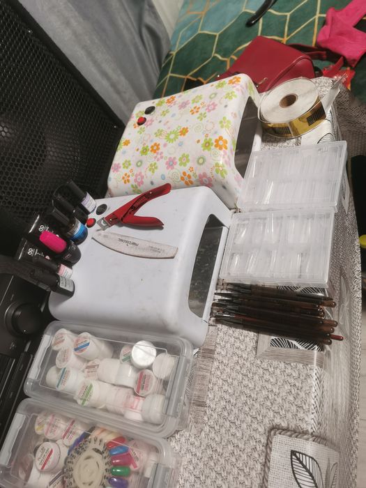 Vând accesorii unghii