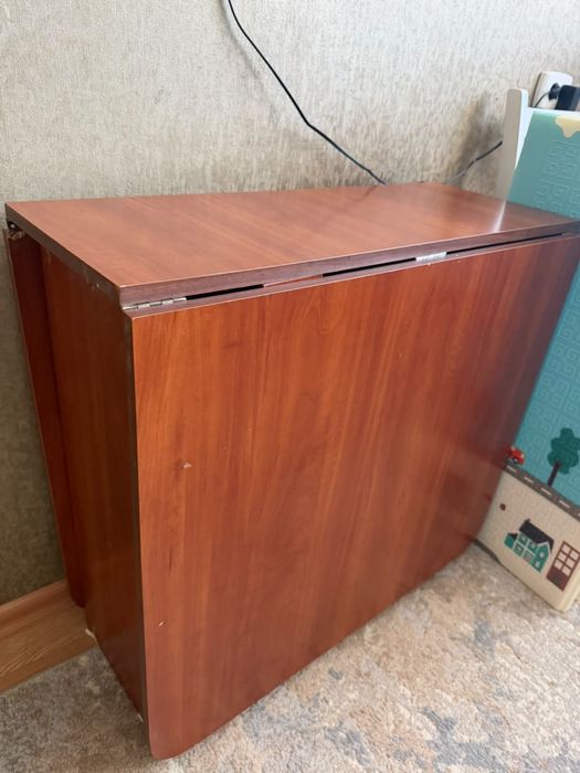 Продам стол книжный