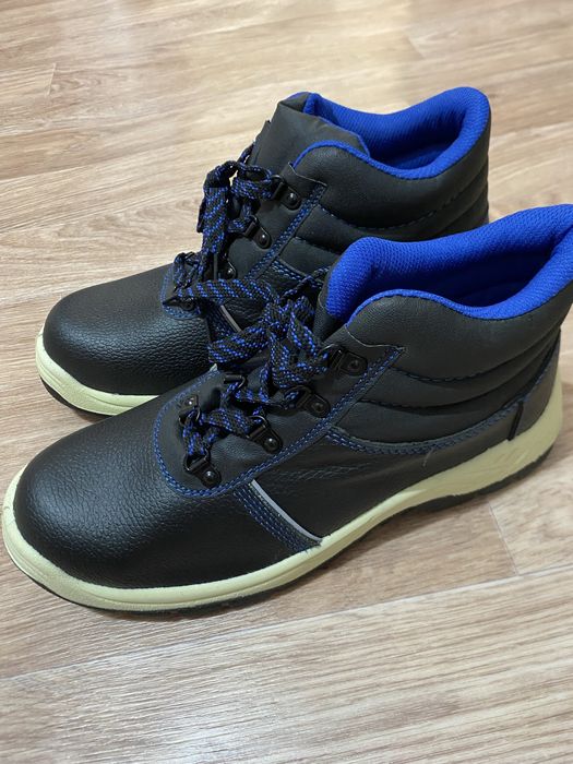 Рабочие ботинки.