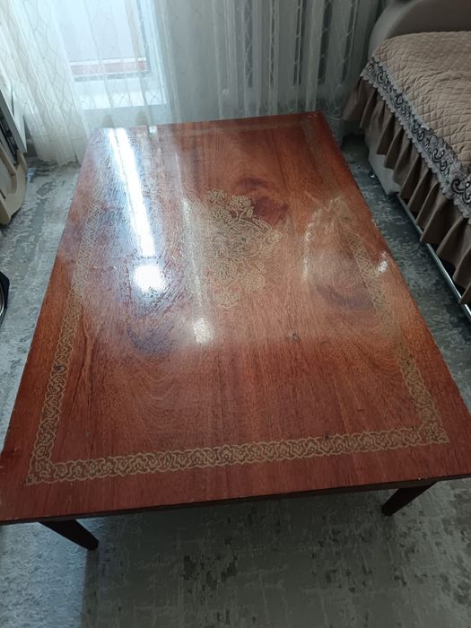 Продается деревянный чайный стол.