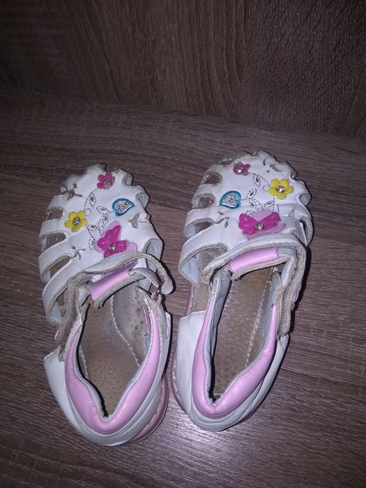 Продам сандалии для девочки