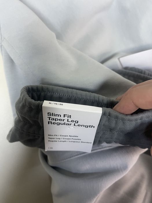 Vând pantaloni Nike Tech