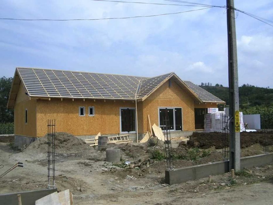 Vand case pe structura din lemn