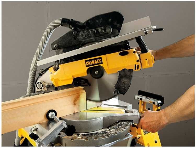 Пила торцовочная DeWALT D27113
