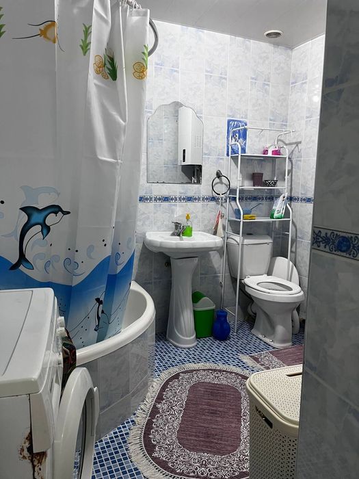 6 соток общ площадь. Жилая площадь 200 КВ.м. в доме находится магазизн